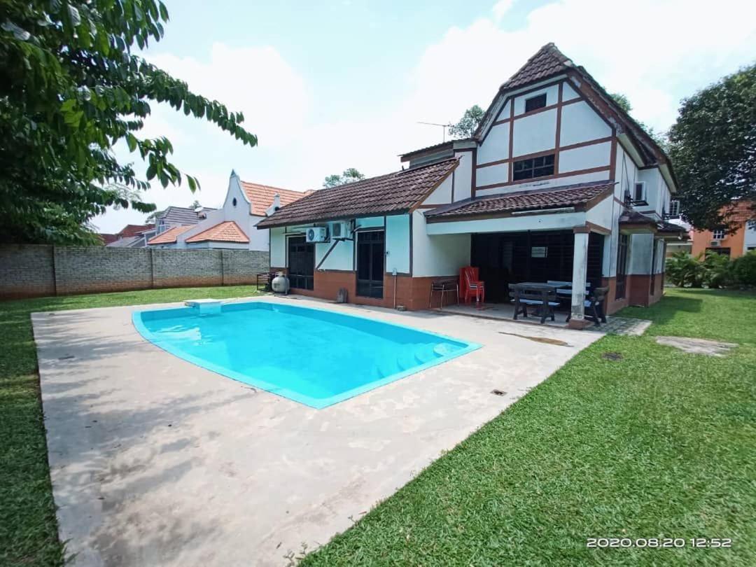 Villa With Private Swimming Pool Malacca Exterior photo